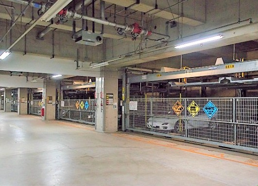 河田町ガーデン クラブフロアの駐車場