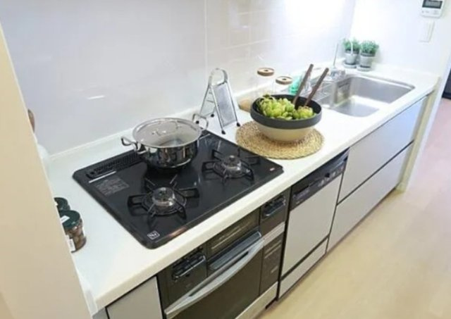 河田町ガーデン クラブフロアのキッチン|※鍋類は見本です。