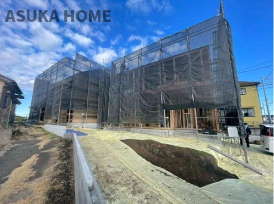 横浜市保土ヶ谷区仏向町の前面道路含む現地写真|A等の建築中建物と駐車場の様子です。広々としていますね。