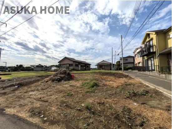 横浜市保土ヶ谷区仏向町の前面道路含む現地写真|１９０㎡のゆとりの敷地です。風通し、陽当たりも良い立地になります。