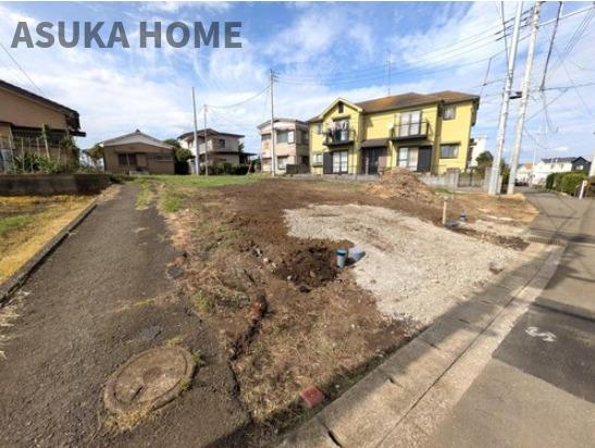 横浜市保土ヶ谷区仏向町の前面道路含む現地写真|ゆとりある敷地で駐車場も２台駐車可能な物件になります。