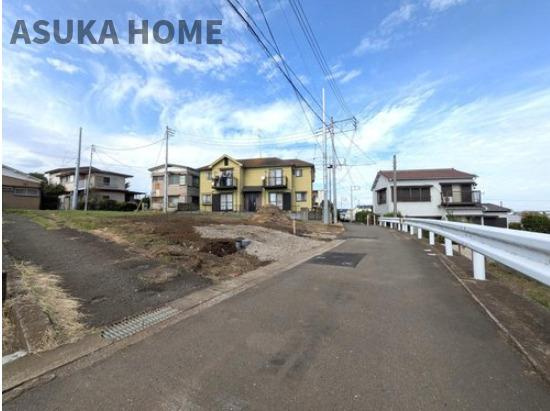 横浜市保土ヶ谷区仏向町の前面道路含む現地写真|敷地前面は公道になります。高台に位置し、心地よさそうな風景ですね。