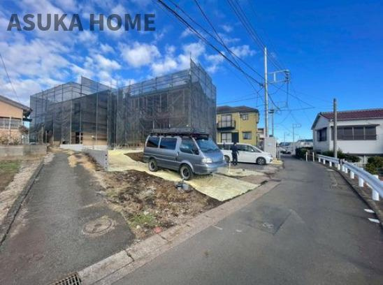 横浜市保土ヶ谷区仏向町の前面道路含む現地写真|建築中の現地の様子です。駐車もラクラク出来そうですね。