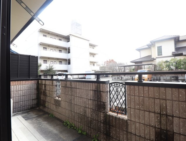 熊本市西区島崎２丁目のアパートのバルコニー