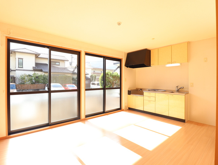 熊本市西区島崎２丁目のアパートの居間・リビング