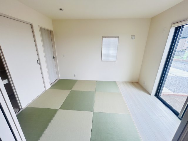 新築　前橋市鼻毛石町第６　Livele Garden.S　１号棟の和室|現地写真　リビング隣の和室はお子様の遊び部屋としてもちょうどいいですね♪							
