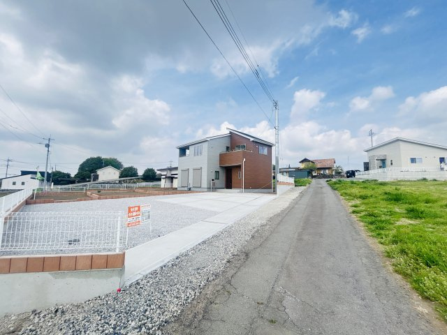 新築　前橋市鼻毛石町第６　Livele Garden.S　１号棟の前面道路含む現地写真|現地写真　南側接道幅員約4ｍ　東側接道幅員約4.3ｍ
