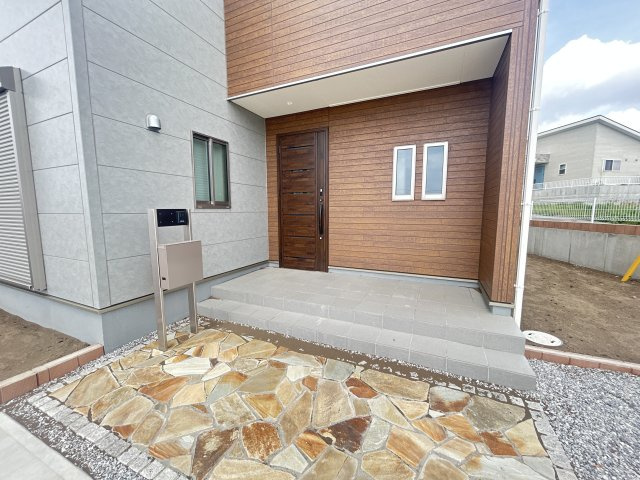 新築　前橋市鼻毛石町第６　Livele Garden.S　１号棟の玄関|現地写真　ポストと一体型のTVモニターホンでセキュリティ安心！

