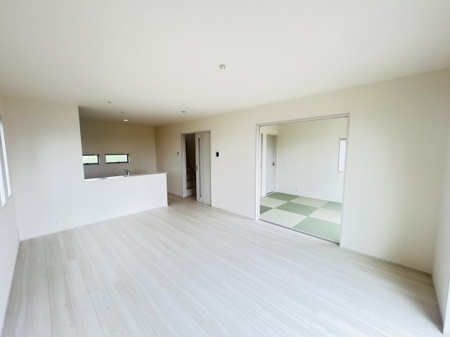 新築　前橋市鼻毛石町第６　Livele Garden.S　１号棟の居間・リビング|現地写真　16帖の広々リビングはご家族みんなでゆったりくつろげます♪
