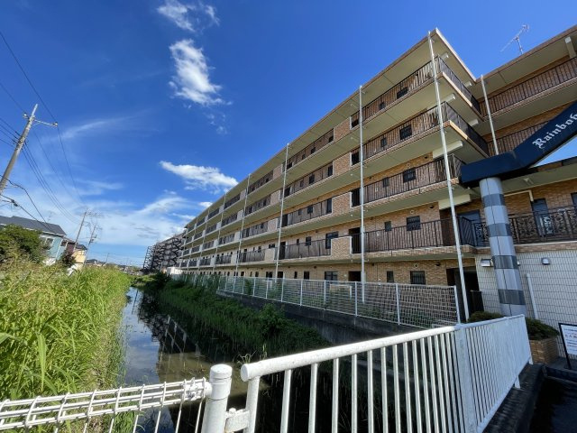 中古マンション　レインボー行田　4階の外観|通路からの展望！リバーサイドなので陽当たり良好物件になります！