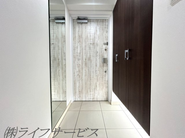 【玄関】 | ライオンズクオーレ御幣島駅前ヴェルデ | 玄関/天井高のシューズボックス有！スタイルミラーあり！