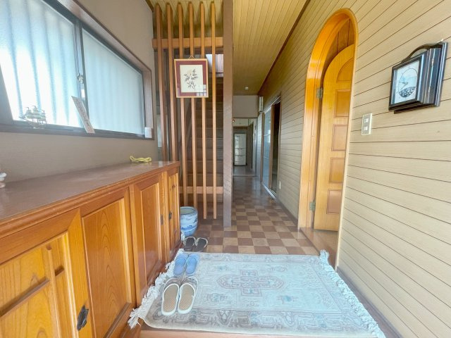 中古戸建　熊谷市中西1丁目の玄関|階段前に作があるので来客があっても奥まで見られずプライベート空間を保護します！