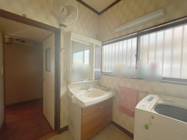 中古戸建　熊谷市中西1丁目の独立洗面台|洗面室の窓には防犯対策にもなる講師付き！