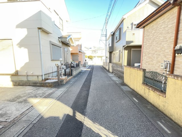 中古戸建・中古住宅　熊谷市新堀　新堀小学校・玉井中学校の前面道路含む現地写真|前面道路は車通りも落ち着いています。