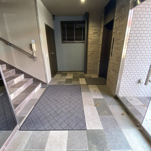 A・H・Sビルのエントランス