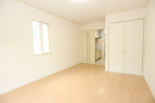 熊本市中央区黒髪３丁目のアパートの内装|明るい色調の室内です