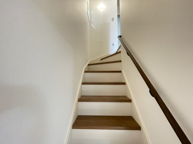 南区観音町｜名古屋市の戸建ならホームアップの設備|【売主施工例】安心・安全の手すり付き階段