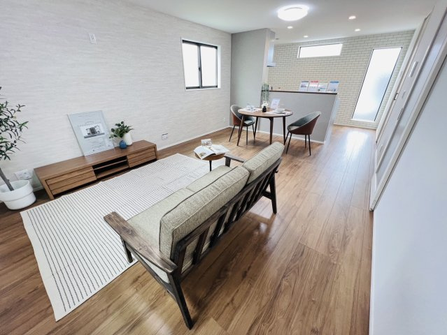 南区観音町｜名古屋市の戸建ならホームアップの居間・リビング|【売主施工例】南から陽射しが入り明るいリビング