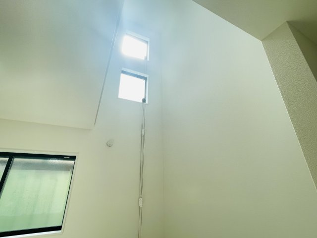 南区観音町｜名古屋市の戸建ならホームアップの居間・リビング|【売主施工例】高さのある吹抜けが、ワンランク上の住まいを演出