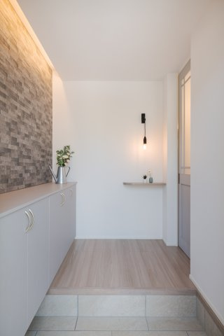 南区観音町｜名古屋市の戸建ならホームアップの玄関|収納力あるシューズボックス付き