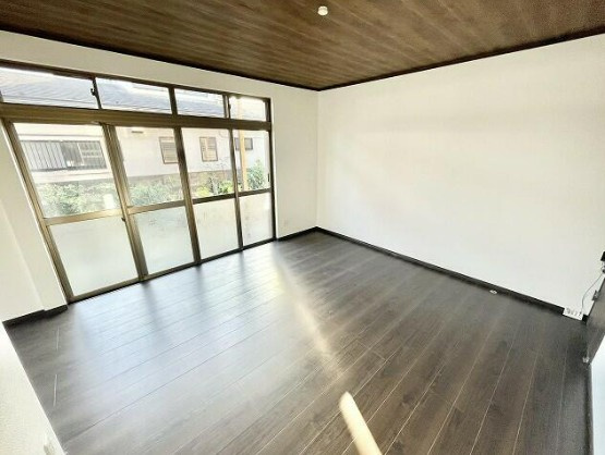 【中古】入間郡毛呂山町南台リフォーム中古住宅の居間・リビング|こちらのリビングで休日もくつろぎましょう！