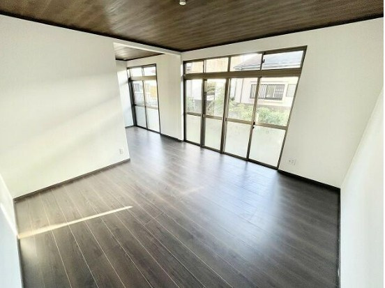 【中古】入間郡毛呂山町南台リフォーム中古住宅の居間・リビング|窓も大きく採光・採風しっかりとれています！