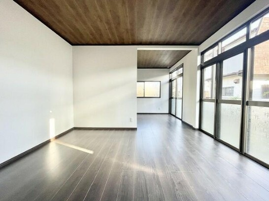 【中古】入間郡毛呂山町南台リフォーム中古住宅の居間・リビング|明るいリビングです！