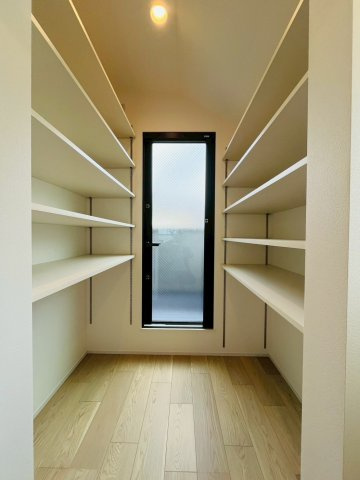 【独立洗面台】 | 練馬区桜台２丁目　新築戸建て | 収納力のある洗面化粧台で、身支度も快適に行えます。