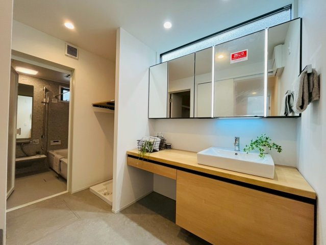 【その他】 | 練馬区桜台２丁目　新築戸建て | 大きな窓から光が差し込み、明るく開放的な階段です。