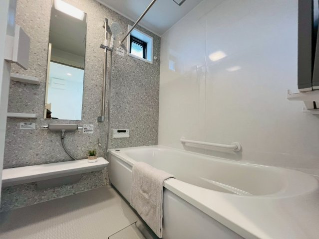 【洋室】 | 練馬区桜台２丁目　新築戸建て | 明るい採光が入り、快適に過ごせる洋室空間です。