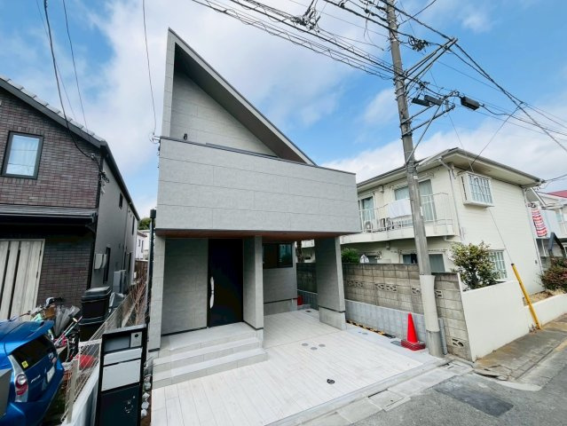 【外観】 | 練馬区桜台２丁目　新築戸建て | 落ち着いた街並みに調和する、すっきりとした外観です。