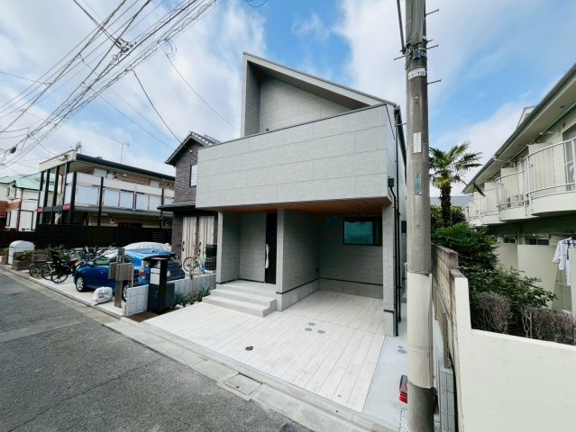 【外観】 | 練馬区桜台２丁目　新築戸建て | 街並みに自然と溶け込む、落ち着きのある外観です。