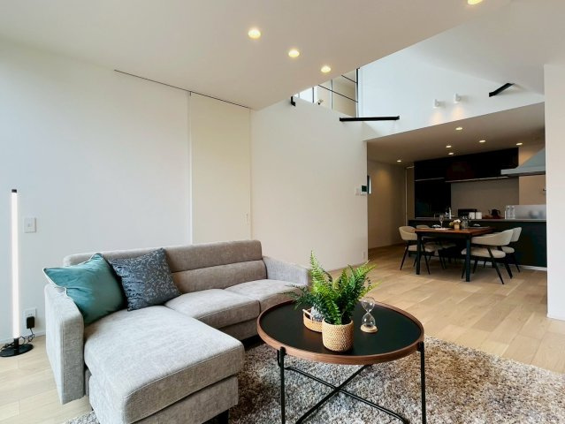 【居間・リビング】 | 練馬区桜台２丁目　新築戸建て | 明るい光が差し込み、家族が自然に集まる心地よいLDK