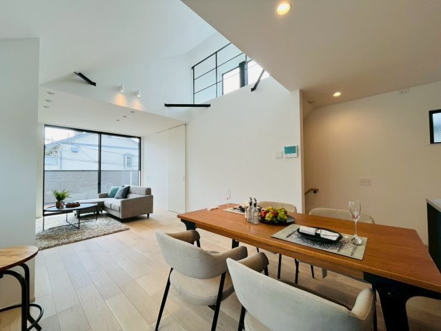 【居間・リビング】 | 練馬区桜台２丁目　新築戸建て | 家族の笑顔が集まる、明るく開放的なLDK空間です。