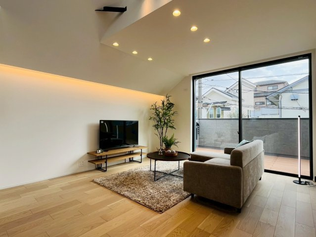 【居間・リビング】 | 練馬区桜台２丁目　新築戸建て | 家族みんなで使える、便利なスタディカウンターです。