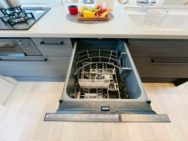 【収納】 | 練馬区桜台２丁目　新築戸建て | 収納力のあるパントリーで、キッチンまわりをすっきり整理。