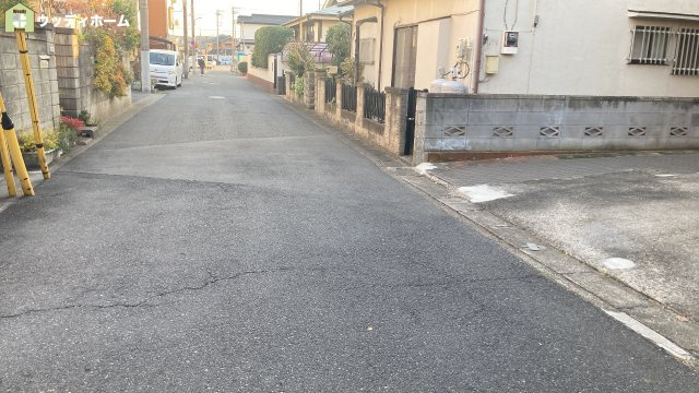 草加市谷塚町　中古一戸建ての前面道路含む現地写真