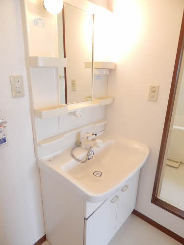 スリーゼ　C棟の洗面所|ゆったりとスペースのある洗面所