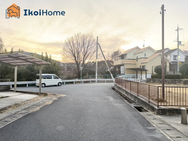 神戸市西区北山台1丁目　中古戸建の前面道路含む現地写真|●年中無休：当日予約可●前面道路三方角地で幅員約6mございますのでお車の出し入れも安心です。