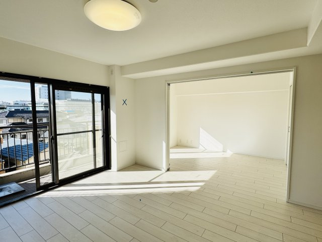 朝日八王子マンションの居間・リビング|～12.4帖の明るいLDKで、家族団欒の時間をお過ごしいただけます～