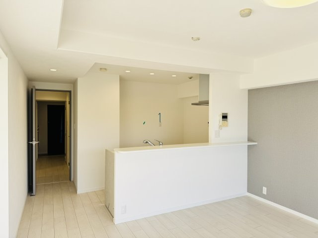 朝日八王子マンションの内装|～アクセントクロスがオシャレなリビングダイニング～