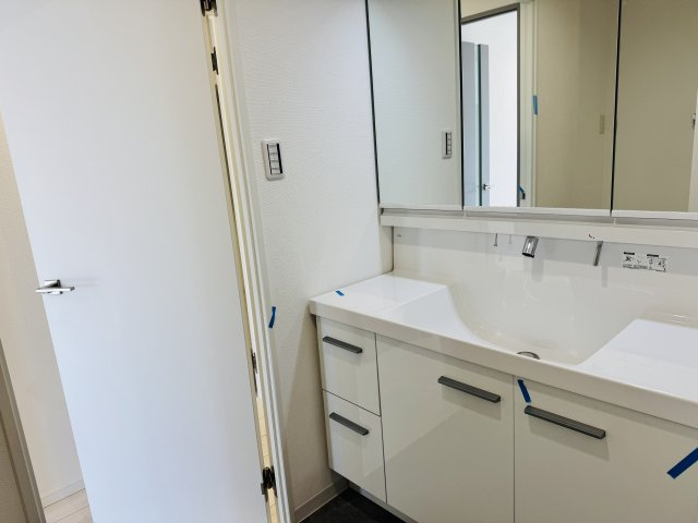 朝日八王子マンションの独立洗面台|～新規交換済、３面鏡付きの独立洗面台　細々している物をスッキリ収納出来ます～