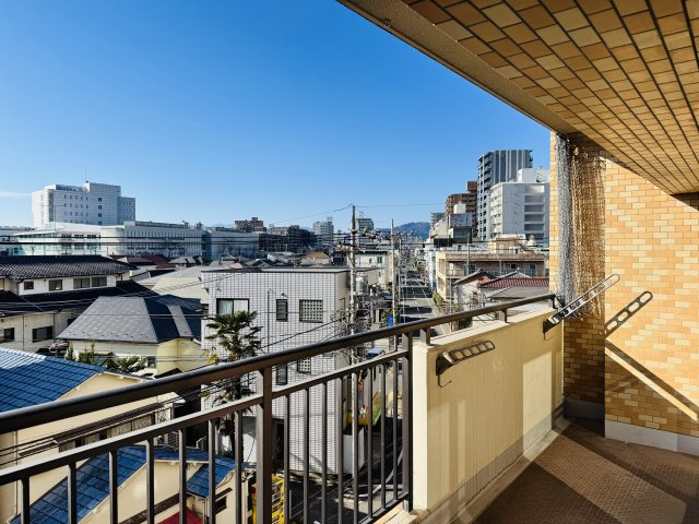 朝日八王子マンションの展望|～南向きで陽当たりの良いバルコニー　洗濯物がよく乾きそうです～