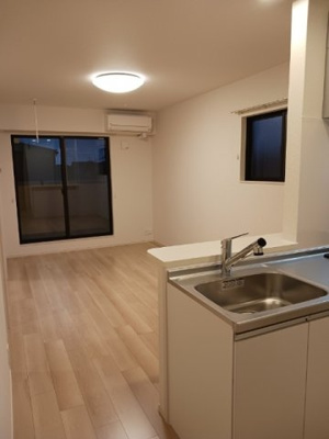 【居間・リビング】 | グランブルー八代　Ｂ | こちらの居間で趣味の時間をお楽しみください