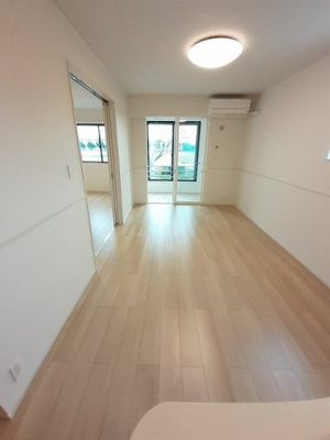 【居間・リビング】 | デリス・シャルマンⅡ | こちらのリビングで趣味の時間をお楽しみください