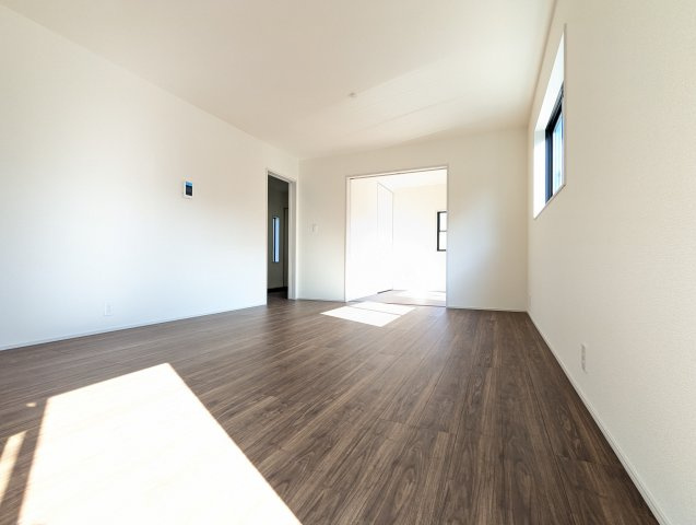 水戸元吉田町　10期の居間・リビング|木のぬくもりを感じるキッチンカウンター。大きな窓があり陽射しが差し込みます。お子様の目を離すことなく片付け・お料理ができ安心です。