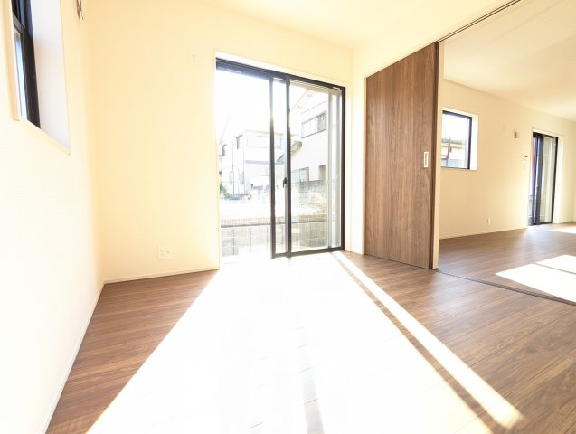 水戸元吉田町　10期の洋室|リビング隣の洋室は、来客用やお子様との遊ぶスペースにぴったりです。