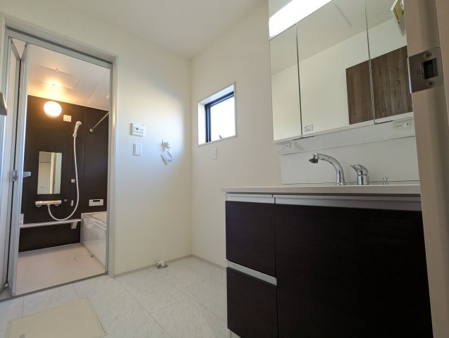 水戸元吉田町　10期の独立洗面台|広々脱衣スペース！毎朝おしゃれに忙しい女性の方にうれしいポイントです！