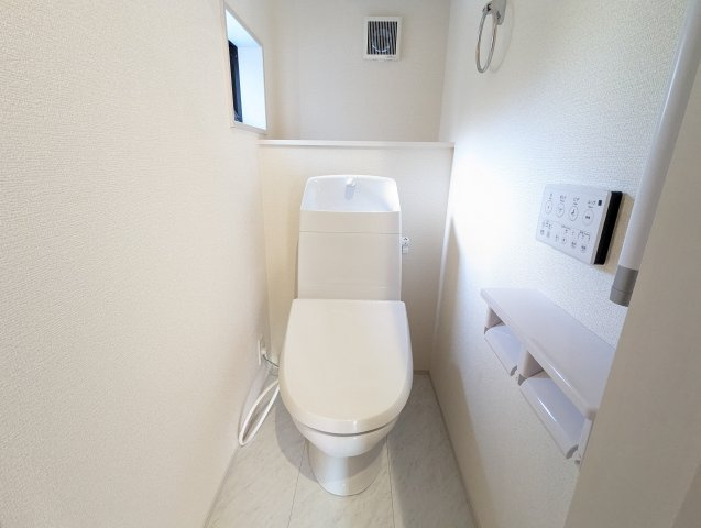 水戸元吉田町　10期のトイレ|窓がついており、いつでも快適な空間に！ゆっくりとお一人時間をお過ごしください♪