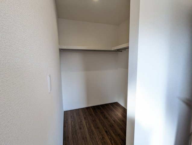 水戸元吉田町　10期の収納|ウォークインクローゼットには衣類だけでなく、趣味のグッズもたっぷり収納できます